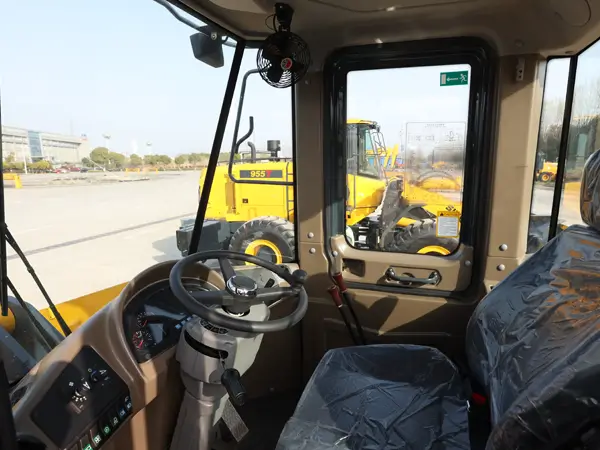 wheel loader Comfortable and safe cockpit